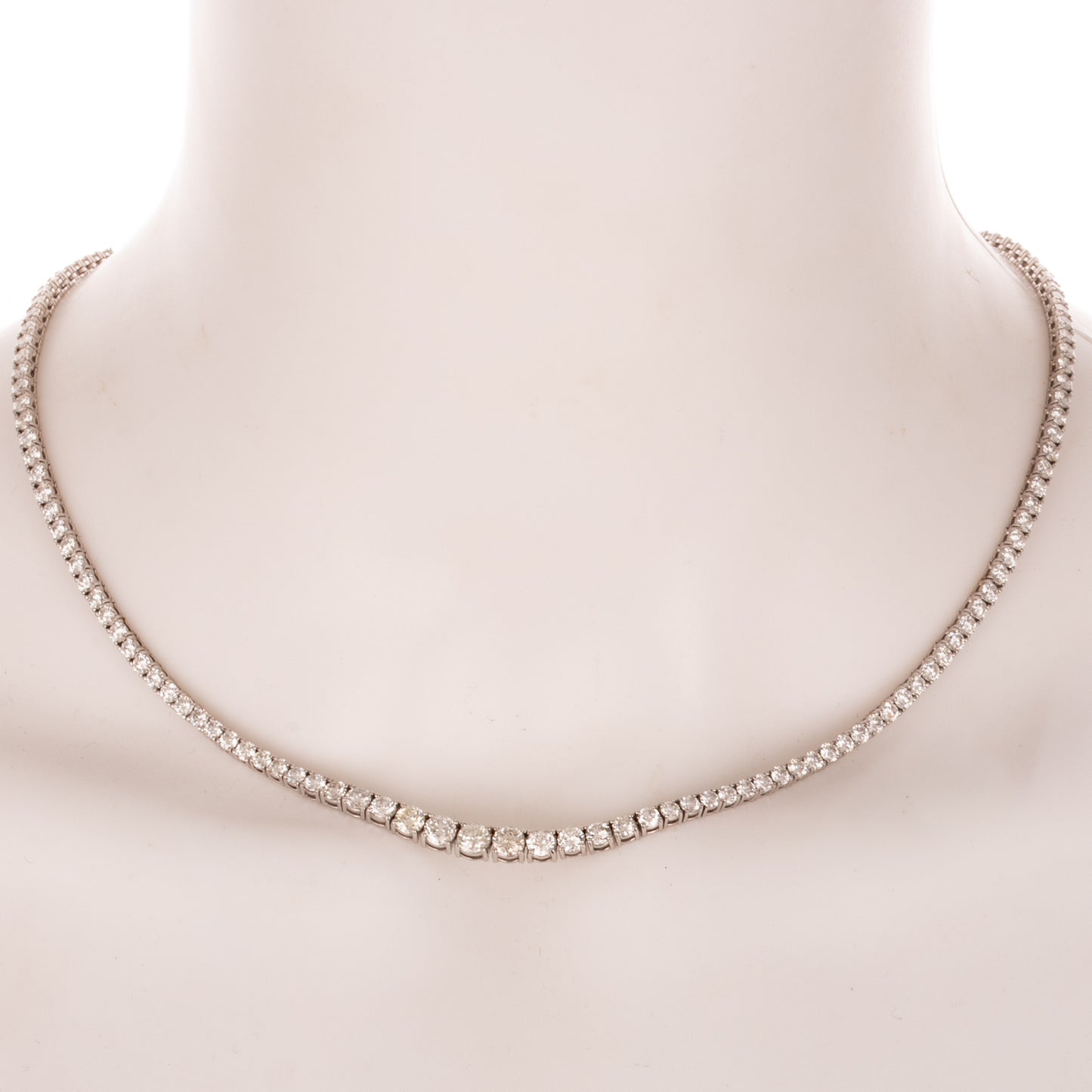 A 14.00 ct Diamond Line Necklace in 14K